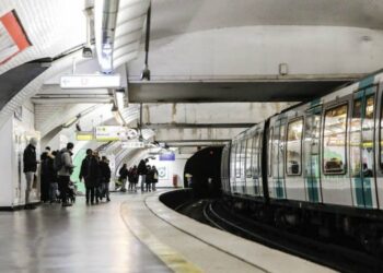 Huelguistas bloquean refinerías y trenes en Francia en protesta contra reforma de pensiones de Macron