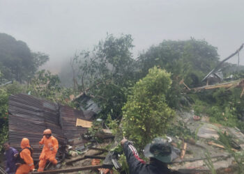 Alud de tierra y lodo deja al menos 10 muertos y 42 desaparecidos en una isla de Indonesia
