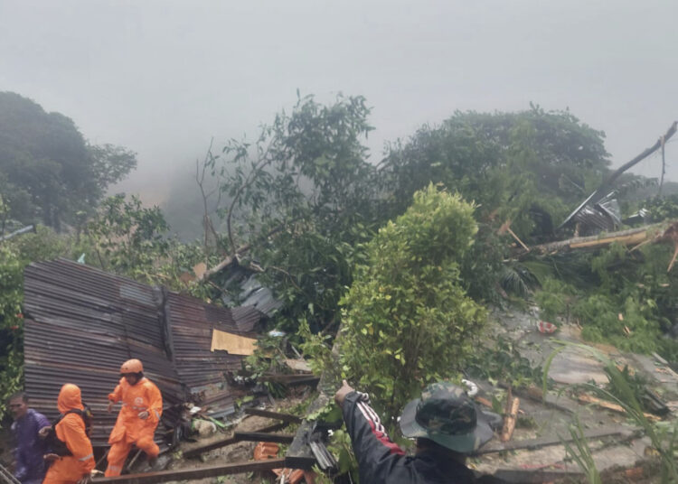 Alud de tierra y lodo deja al menos 10 muertos y 42 desaparecidos en una isla de Indonesia