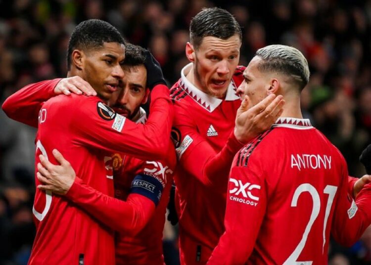 Manchester United golea y sueña con clasificar