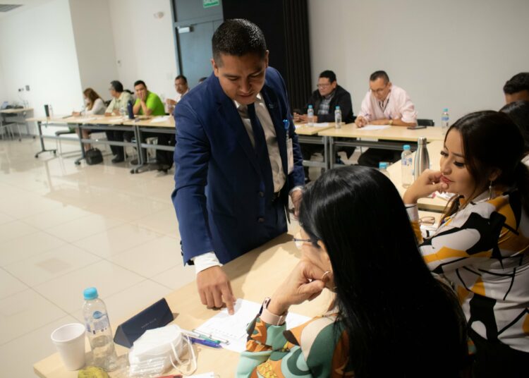 TSE recibe capacitación sobre análisis de firmas, huellas y medidas de seguridad en documentos