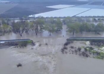 Rotura de dique obliga a evacuar a cientos de personas en el norte de California