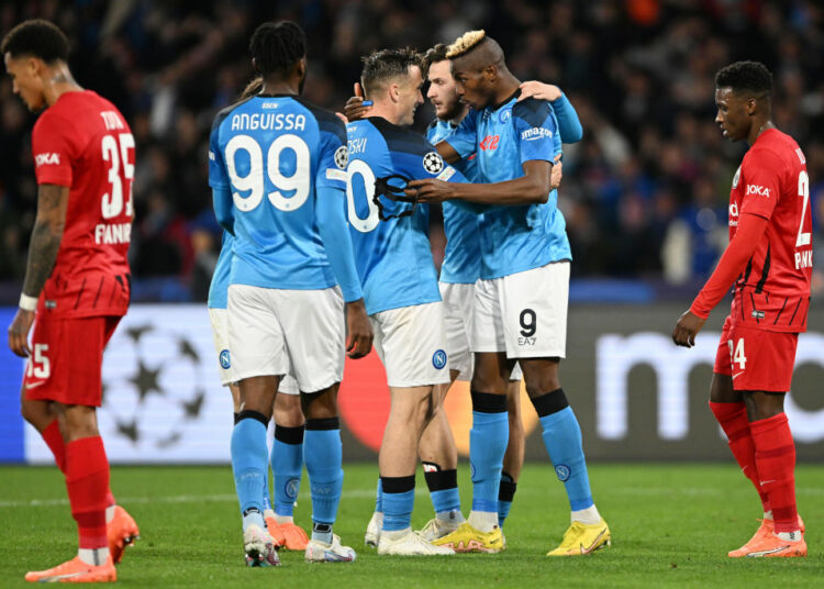 Napoli goleó 3-0 al Eintracht Frankfurt y avanzó por primera vez en la historia a los cuartos de final