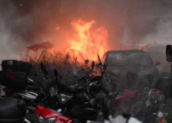 (VIDEOS) Enfrentamiento entre los ultras del Napoli y el Eintracht Frankfurt antes del partido de Champions