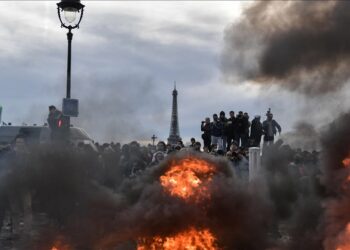 (VIDEOS) Protestas contra impopular reformas de pensiones en París culminan con más de 200 detenciones