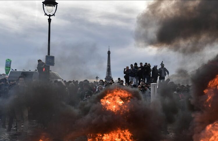 (VIDEOS) Protestas contra impopular reformas de pensiones en París culminan con más de 200 detenciones