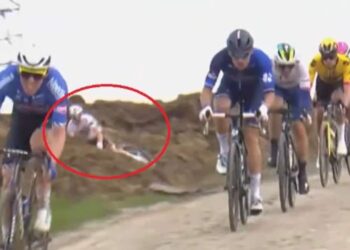 (VIDEO) El ciclista belga Stan Dewulf sufrió un accidente en carrera, pero su caída fue amortiguado por una pila de estiércol