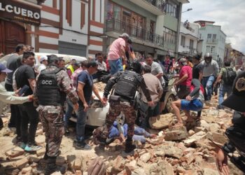 (VIDEOS) Terremoto magnitud 6,7 deja al menos 12 muertos y causa daños materiales en Ecuador