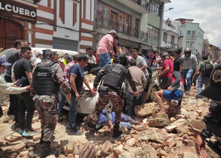 (VIDEOS) Terremoto magnitud 6,7 deja al menos 12 muertos y causa daños materiales en Ecuador