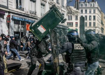 (VIDEOS) Más de 100 detenidos por las violentas protestas en París contra la reforma de pensiones