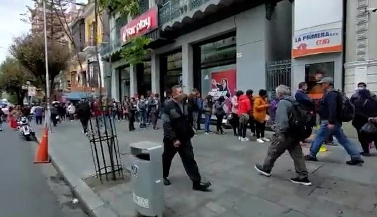 Alarma en Bolivia por la escasez del dólar y el gobierno de Arce admitió falta de liquidez