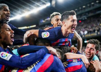 El Barcelona derrotó 2-1 al Real Madrid y acaricia el título