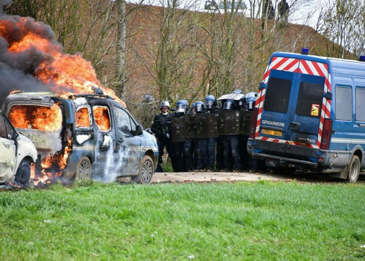 (IMÁGENES FUERTES) Una manifestación ecologista terminó con graves enfrentamientos en Francia