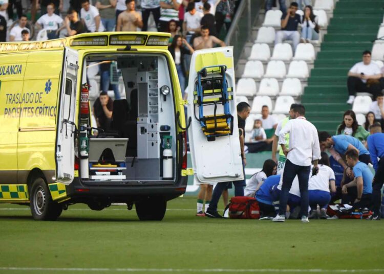Un jugador sufrió un paro cardíaco y se desplomó en pleno partido de la tercera división en España