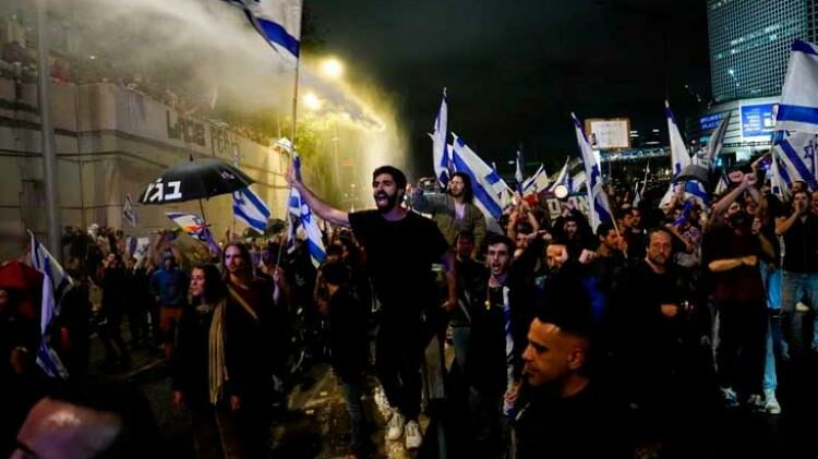 Miles de personas salen a protestar en Israel y el presidente urge detener la nueva reforma judicial