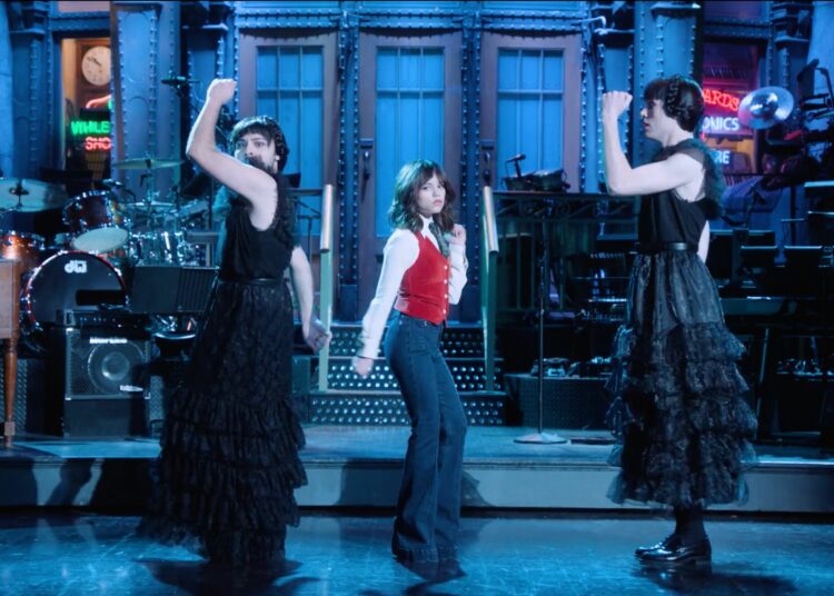 Jenna Ortega es obligada a hacer el baile de Merlina en nuevo promocional de Saturday Night Live
