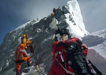 Los gérmenes de la tos y los estornudos de alpinistas se conservan durante siglos en el Everest, revela un estudio