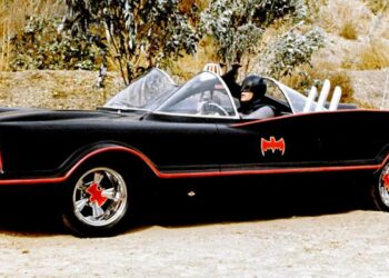 Este fue el primer batimóvil de la televisión, derramaba aceite y frenaba con paracaídas