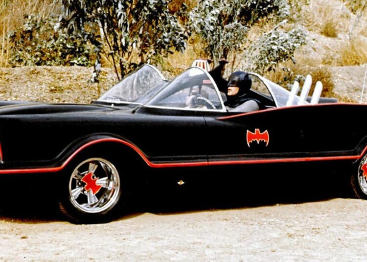 Este fue el primer batimóvil de la televisión, derramaba aceite y frenaba con paracaídas