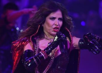 (VIDEO) Gloria Trevi sufre fuerte caída en pleno concierto