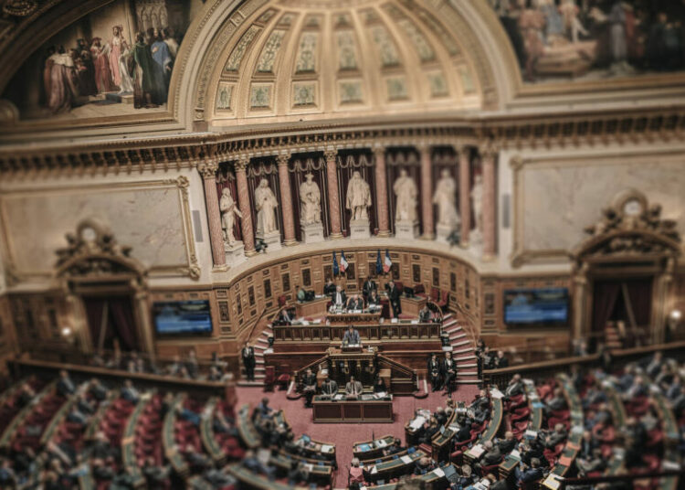 Senado de Francia aprueba polémico proyecto de reforma de pensiones