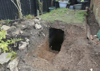 Descubren en Inglaterra un búnker de la Segunda Guerra Mundial lleno de antigüedades y oculto en un jardín