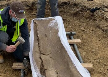 Restos de una aristócrata romana en un ataúd de plomo son desenterrados en un cementerio inglés