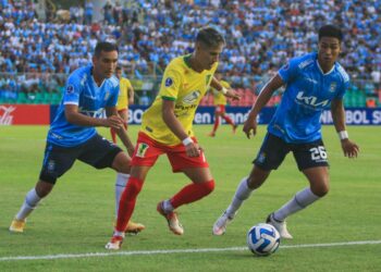 En Bolivia un partido tuvo 42 minutos de tiempo adicional y suspendieron a los árbitros