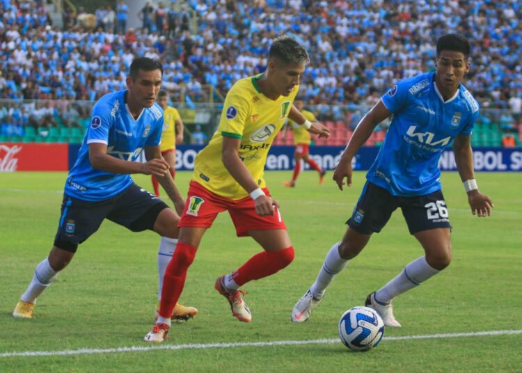 En Bolivia un partido tuvo 42 minutos de tiempo adicional y suspendieron a los árbitros