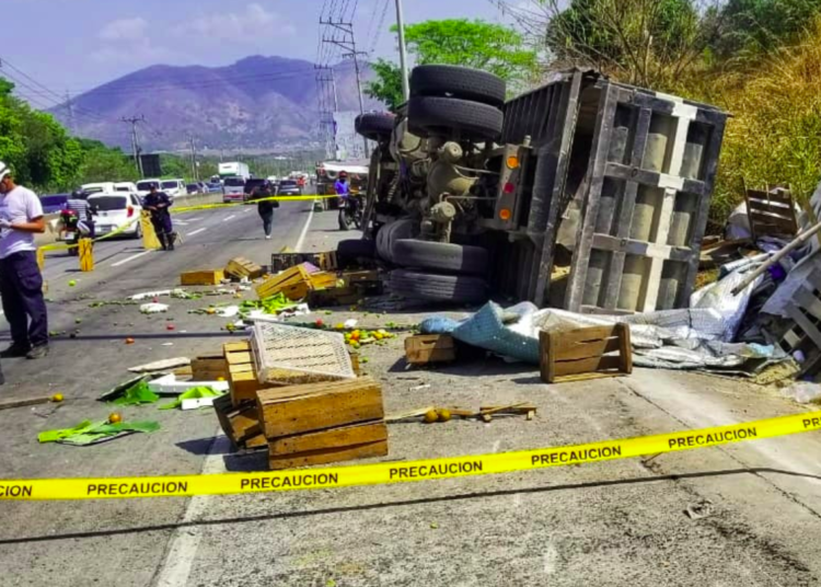 GalerÍa Camión Vuelca Sobre Ventas En El Bulevar Constitución Y Deja Una Persona Muerta 2523