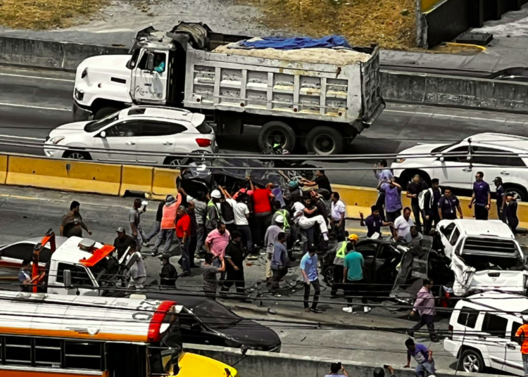 VIDEO | Rastra causa múltiple accidente de tránsito sobre bulevar Monseñor Romero y bulevar Los Próceres