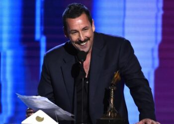 El actor Adam Sandler recibió el premio Mark Twain y fue homenajeado con bromas y burlas de sus amigos