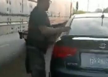 VIDEO | Conductor se viraliza por agredir a peatón que caminaba sobre carril auxiliar en carretera de Oro