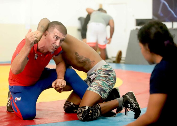 Entrenador cubano desarrolla campamento con atletas de Federación Salvadoreña de Luchas