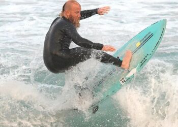 El australiano Blake Johnston batió un récord mundial con la sesión más larga de surf