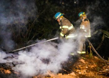 Bomberos extinguen incendio en carpintería de Ciudad Delgado