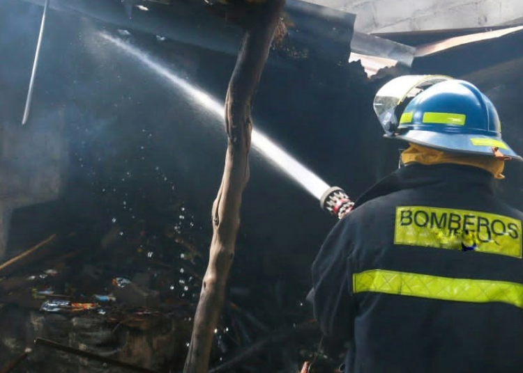 Bomberos sofocan incendio en una vivienda de San Miguel