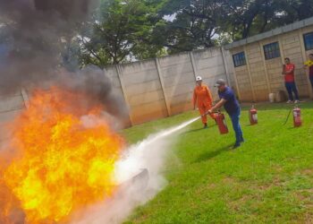 Estudiantes y docentes de centros educativos son capacitados en técnicas de prevención de incendios