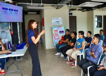 Usuarios de los CUBOS reciben talleres sobre riesgos de la migración irregular hacia otros países