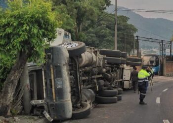 Rastra vuelca sobre bulevar Venezuela y el conductor huye del lugar