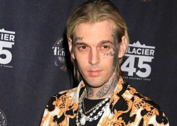 Madre de Aaron Carter publica imágenes del lugar en el que su hijo perdió la vida para pedir que sigan investigando