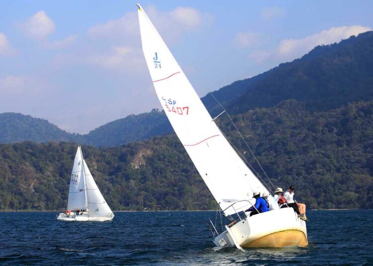 Se realiza clínica de veleros J/24 en el lago de Ilopango