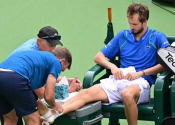 Daniil Medvedev se queja del estado de la cancha del Indian Wells y sufre un accidente