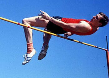 Murió Dick Fosbury, el campeón olímpico que revolucionó el salto en alto