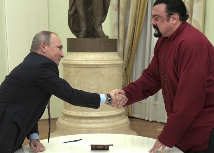 Vladimir Putin condecoró al actor estadounidense Steven Seagal con la “Orden de la Amistad”