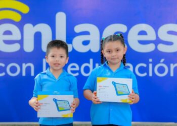 MINED continúa con la entrega de tablets a estudiantes de Talnique, La Libertad