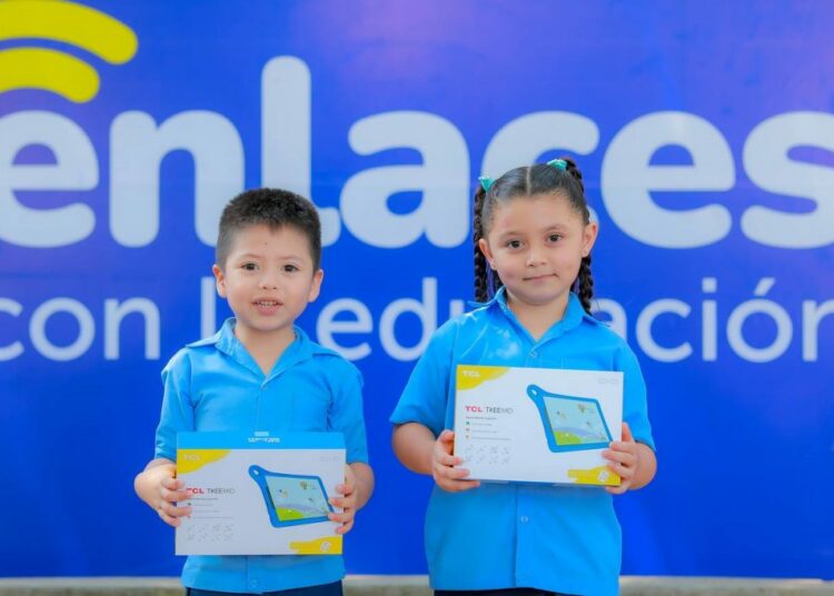 MINED continúa con la entrega de tablets a estudiantes de Talnique, La Libertad