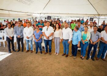 Ministra de Vivienda entrega escrituras de propiedad en San Vicente
