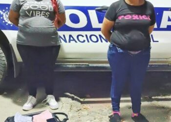 Capturan a 2 estafadoras que vendían billetes de lotería falsos en Chalatenango