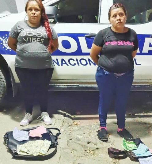 Capturan a 2 estafadoras que vendían billetes de lotería falsos en Chalatenango